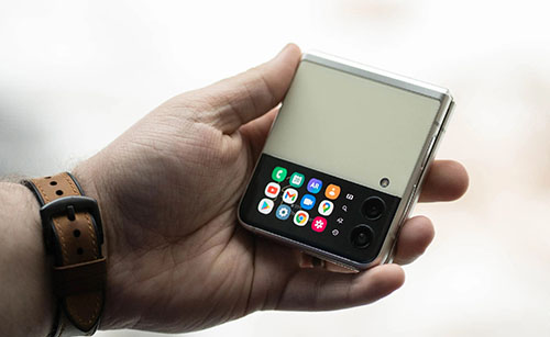 قد يأتي هاتف جالكسي زد فليب 5 بشاشة ثانوية أكبر حجماً!